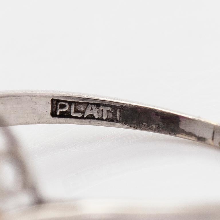 Sormus, platinaa/palaadiumia, vanhahiottuja timantteja ja rubiineja.