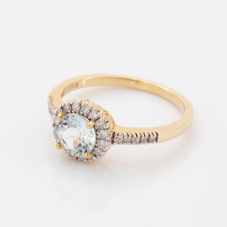 Ring med fasettslipad ljus akvamarin och briljantslipade diamanter.