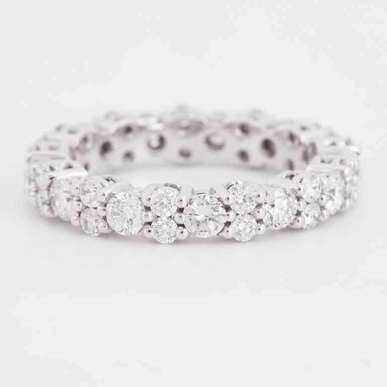 Brilliant-cut diamond ring.
