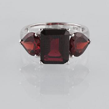 RING, 18K vitguld med fasettslipade granater ca 7.18 ct. Vikt 4,6 gram.