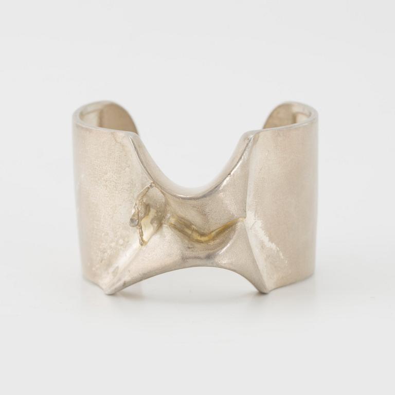 A sterling bracelet called "The Man from Mercurius", Lapponia, Finland 1970. Designed by Björn Weckström. Weight 70 gram.