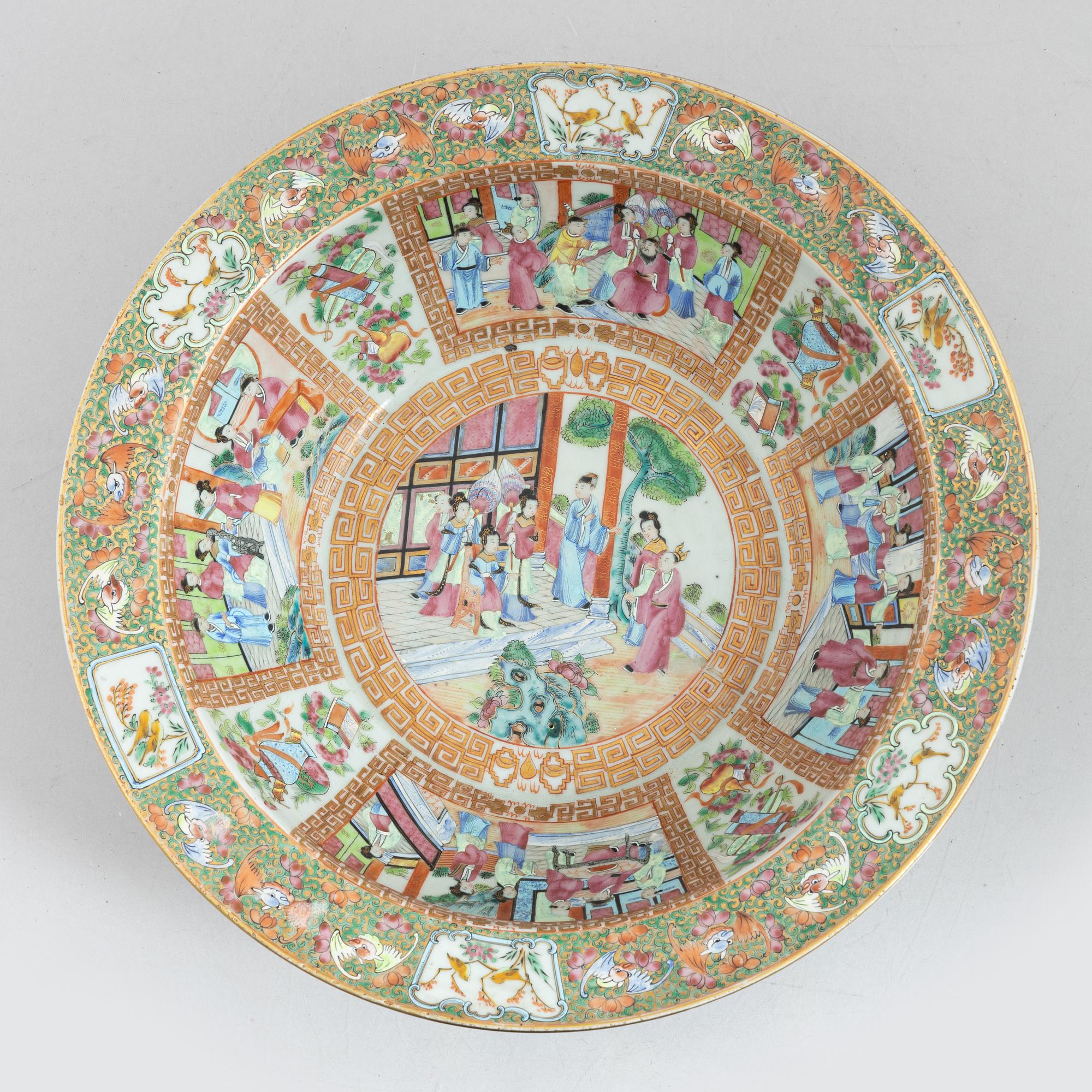 A Chinese Canton porcelain basin, Qing dynsaty, 19th century.