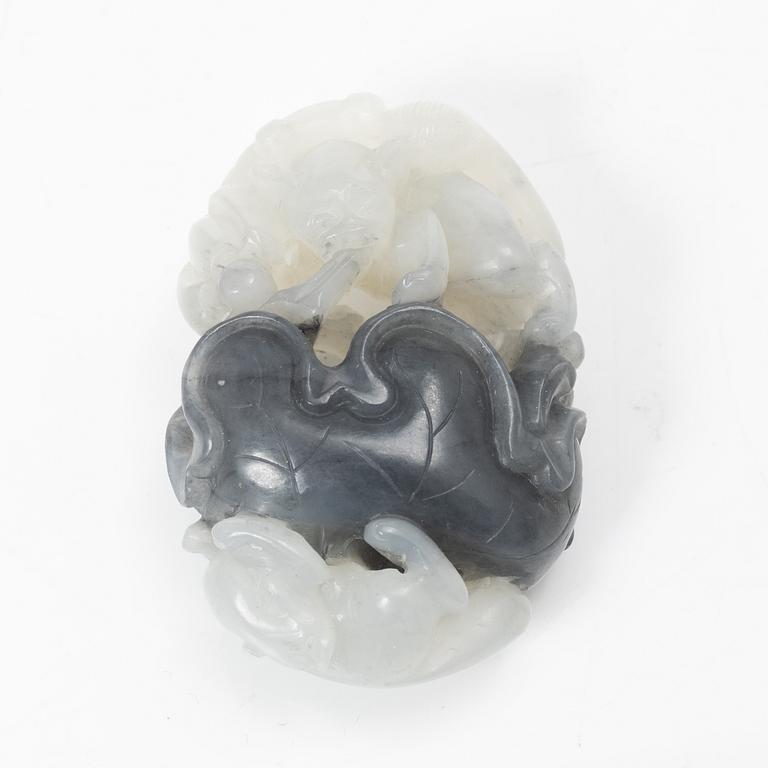 Bälteshake samt amulett och ask, nefrit och sten, Qingdynastin.