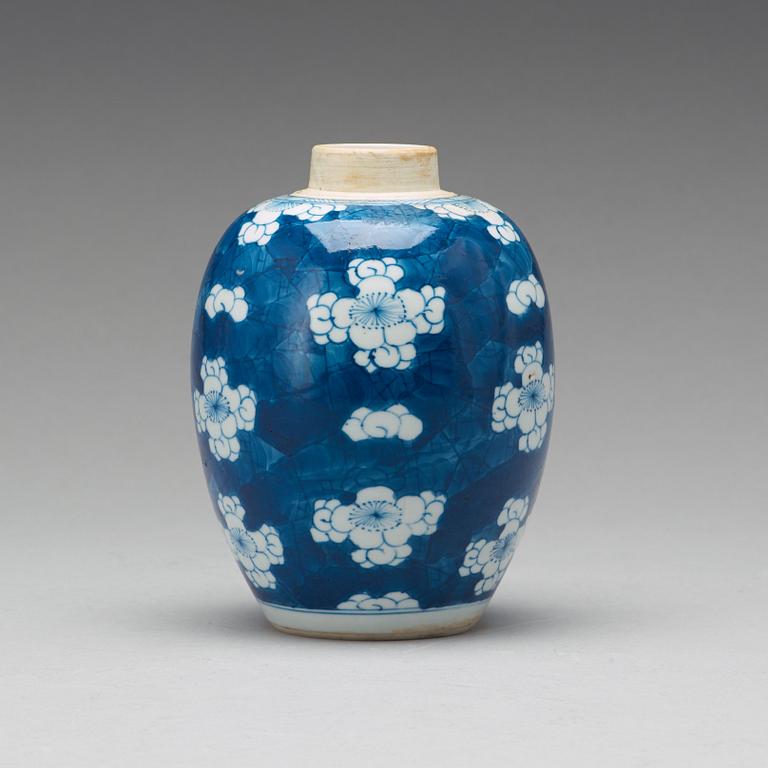 A blue and white jar, Qing dynasty, Kangxi (1662-1722).