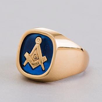 A gold 18K Freemason ring with a synthetic blue sapphire.