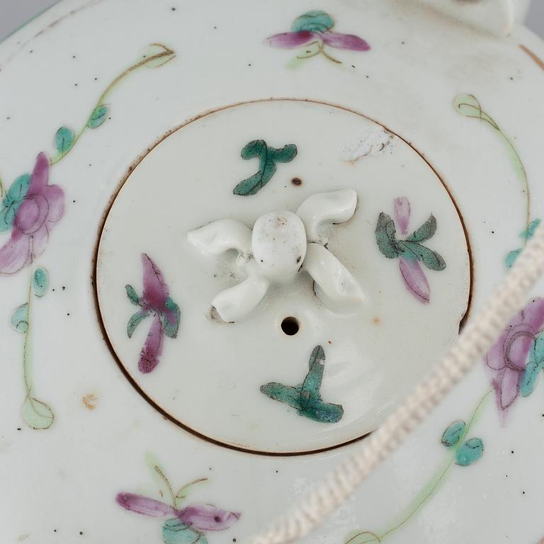 Two Chinese porcelain tea pots, around the year 1900.