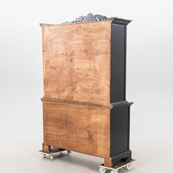 Vitrinskåp 1900-talets första hälft.