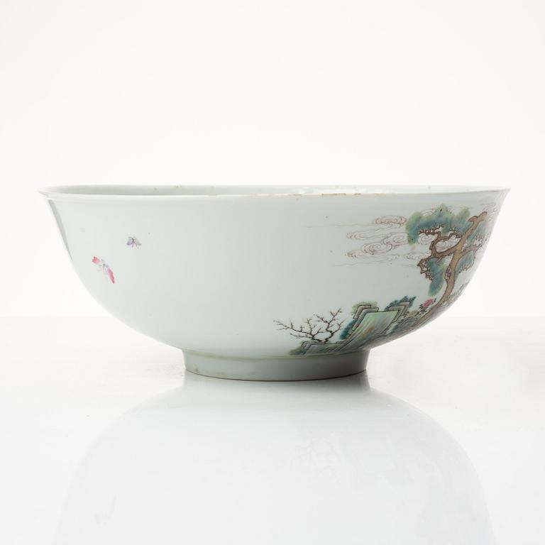 A Chinese famille rose porcelain bowl, Republic Period (1912-1949).