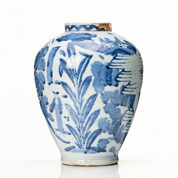 A Japanese blue and white vase, 17th century.