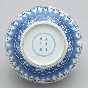 KRUKA, porslin, Kangxistil, Kina troligen 1800/1900-tal.