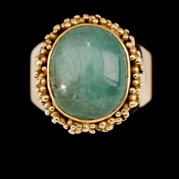 RING, 18 k guld, smaragd. Total vikt ca 27 g.