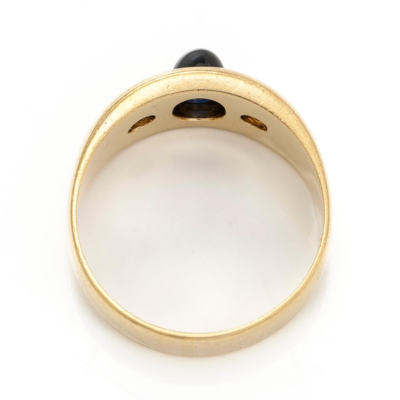 Ring, 18K gold, with a cabochon-cut oval sapphire and diamonds.