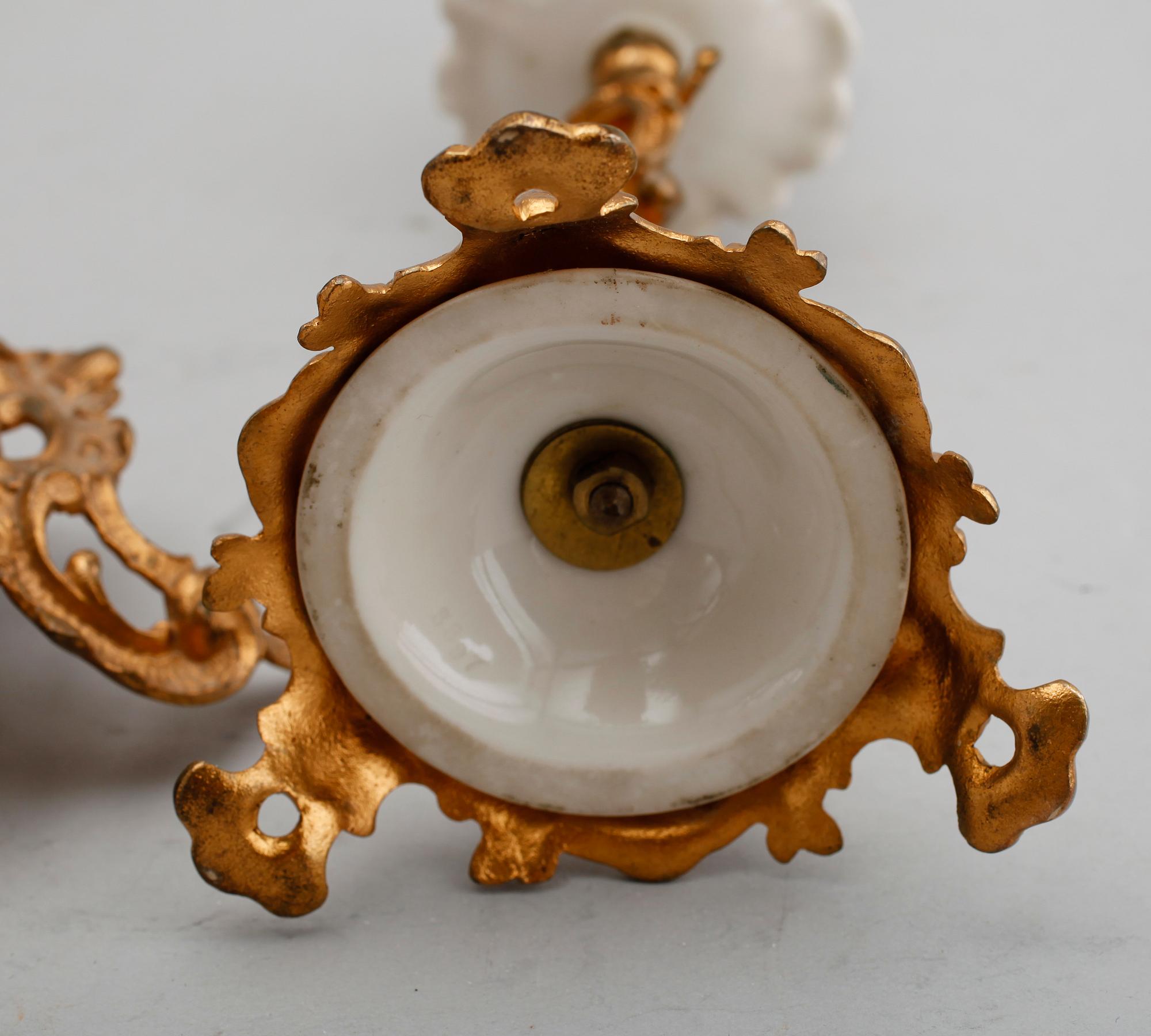 SKRIVSTÄLL samt LJUSSTAKAR, 1 par, förgylld mässing och porslin, rokokostil, sekelskiftet 1900.