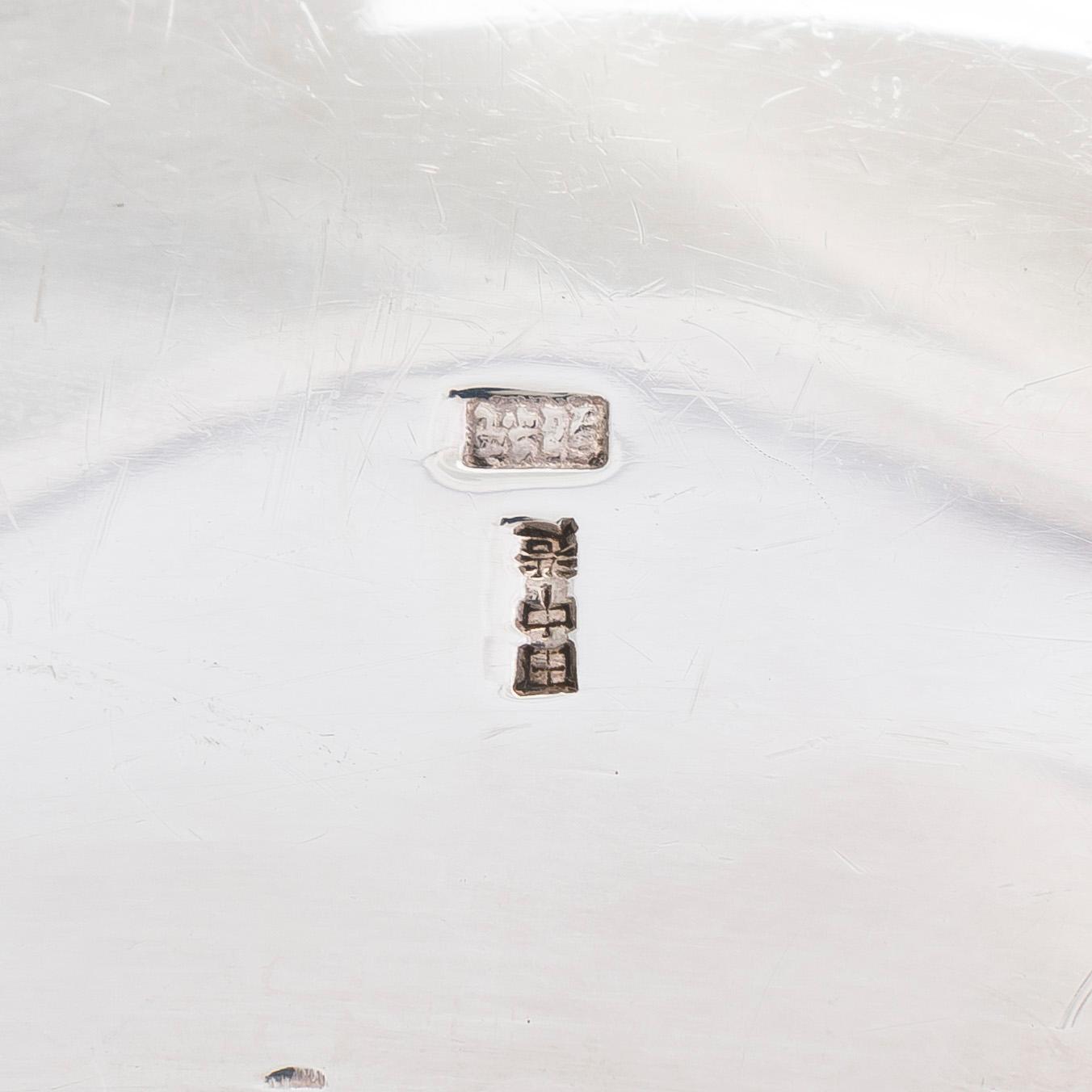 Serveringsfat, silver, mästarstämpel Tanaka och jungin-silverstämpel, Japan kring 1900.