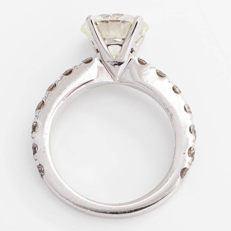 An 18K white gold ring, with a brilliant cut diamond approx. 3.00 ct,