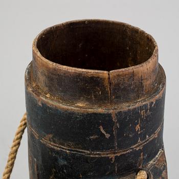 A painted baroque powder keg probably Fredrik I first half of the 18th century.