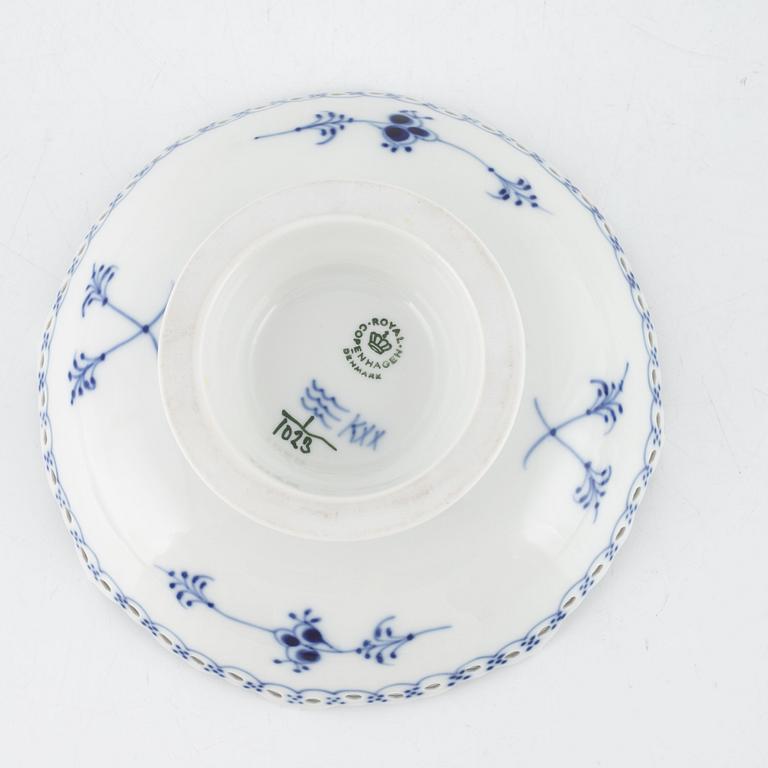 Skål på fot, 3 st, porslin, "Musselmalet", Royal Copenhagen, Danmark.