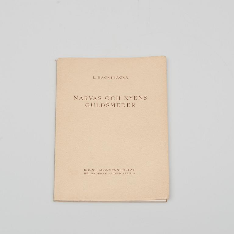 L. BÄCKSBACKA, "Narvas och Nyens Guldsmeder", Frenckellska Tryckeri Ab, Helsingfors 1946.