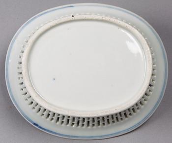 GALLERSKÅL MED FAT, porslin, Kina. 1800-tal.