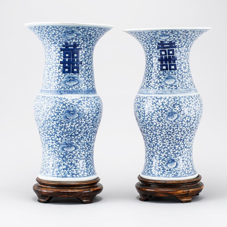 A pair of chinese 20th century porcelian vases.