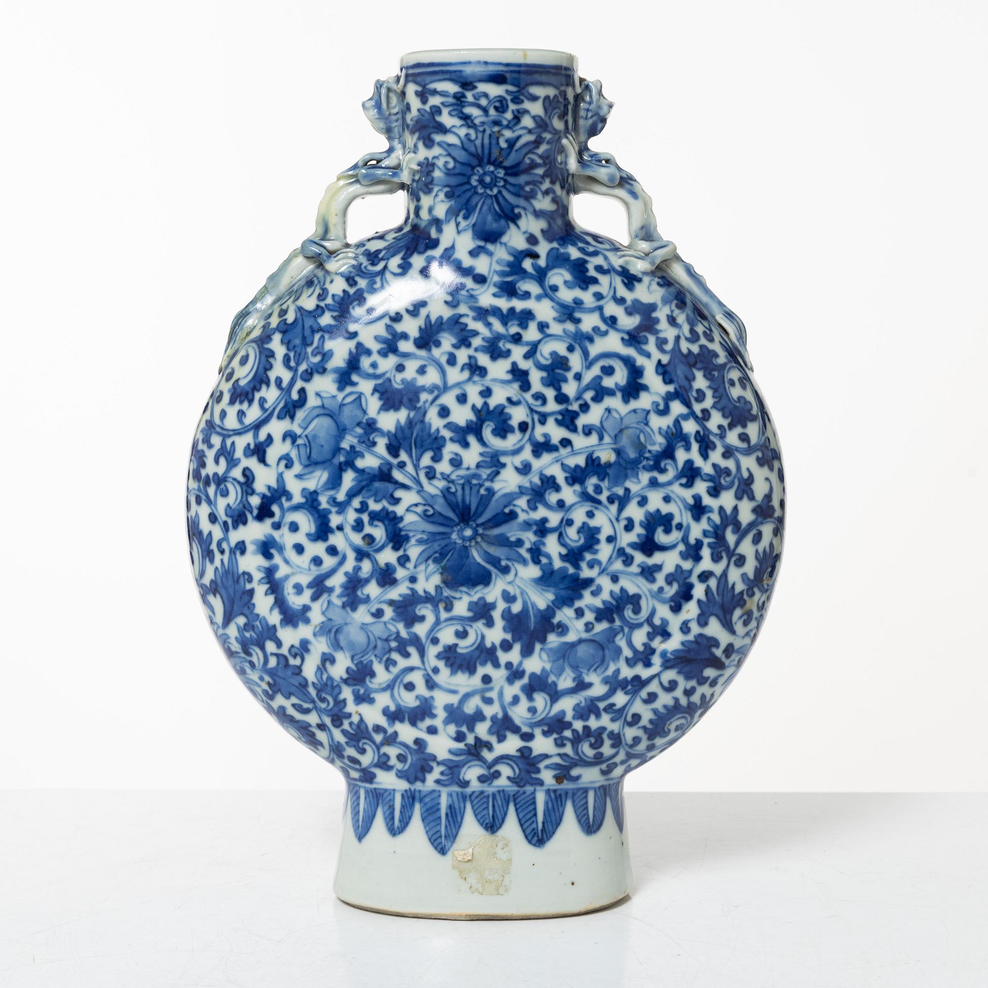 A Chinese blue and white porcelain moonflask, Qing dynasty, 19th century.
