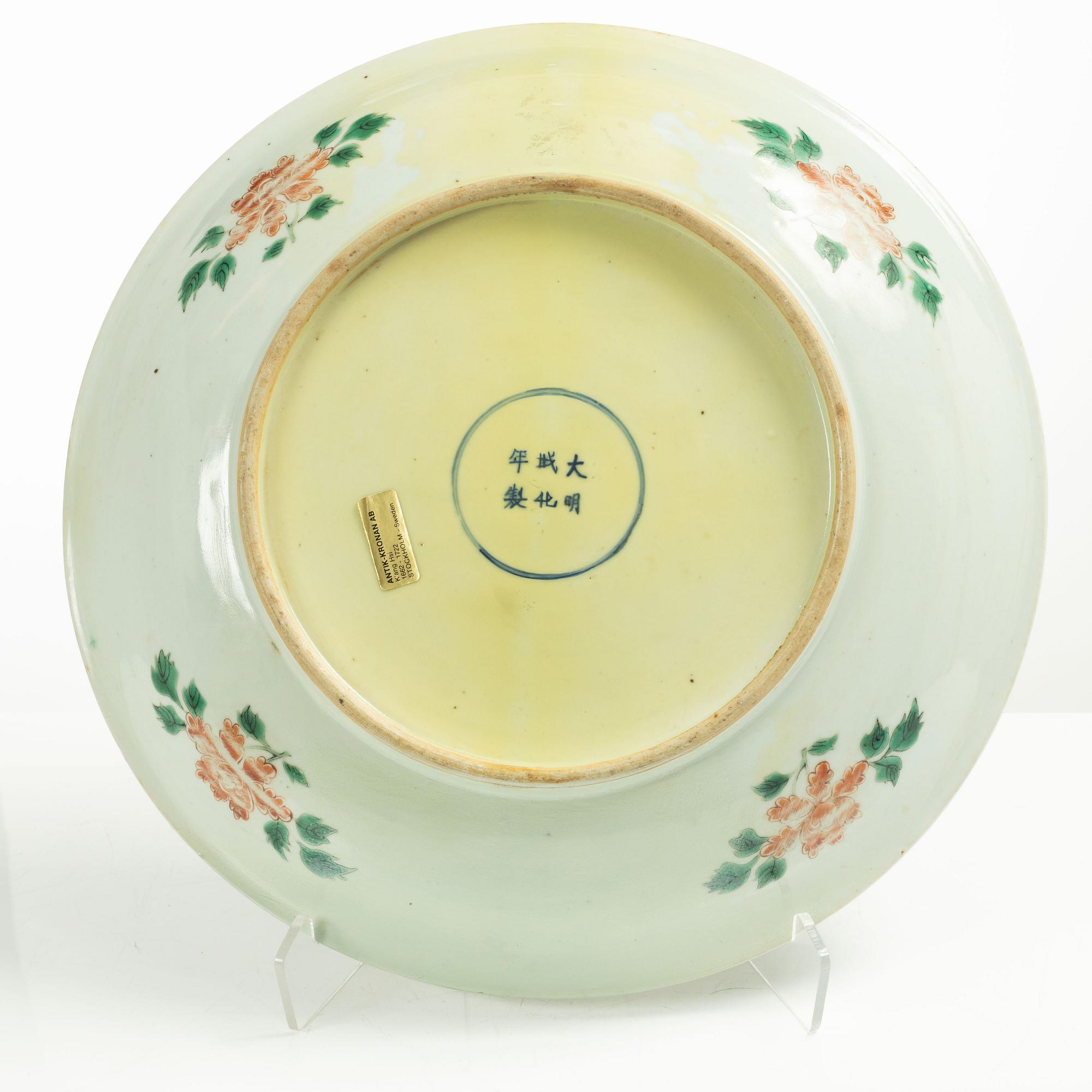 A large Chinese famille verte dish, Qing dynasty, Kangxi (1662-1722).