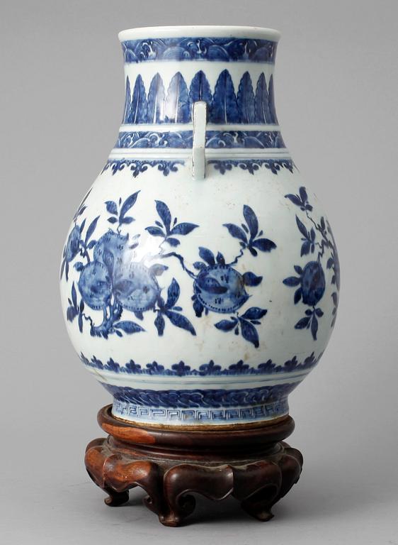 A blue and white pomegranate vase, Qing dynasty, 19th Century.