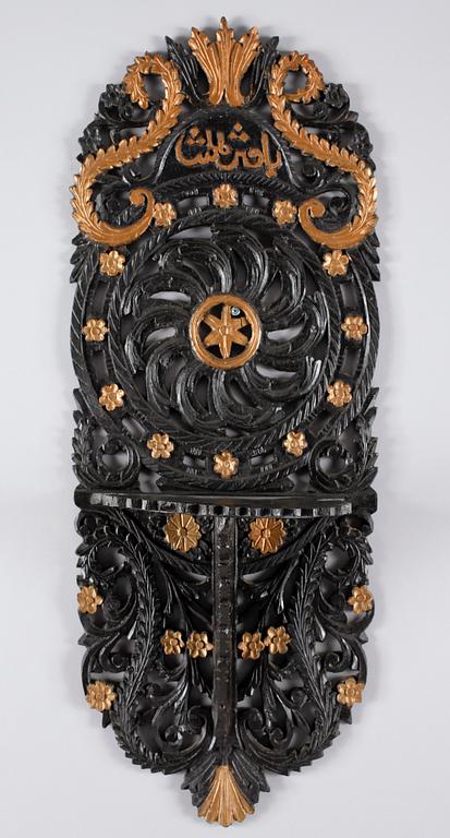 OTTOMANSK HATTHYLLA, trä, 1900-talets först hälft.