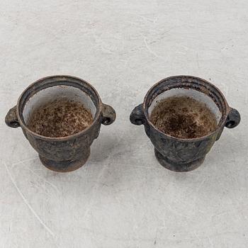 A pair of cast-iron urns, first part of the 20th Century.