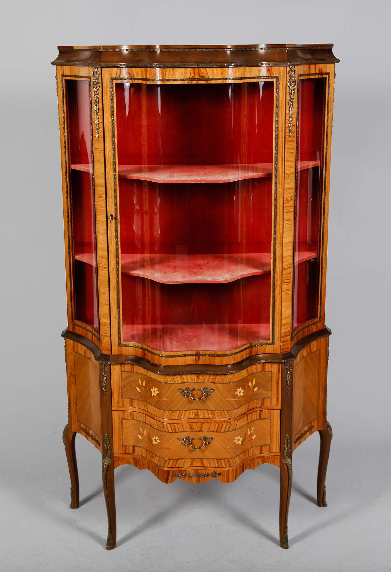 VITRINSKÅP, rokokostil, 1900-talets mitt.