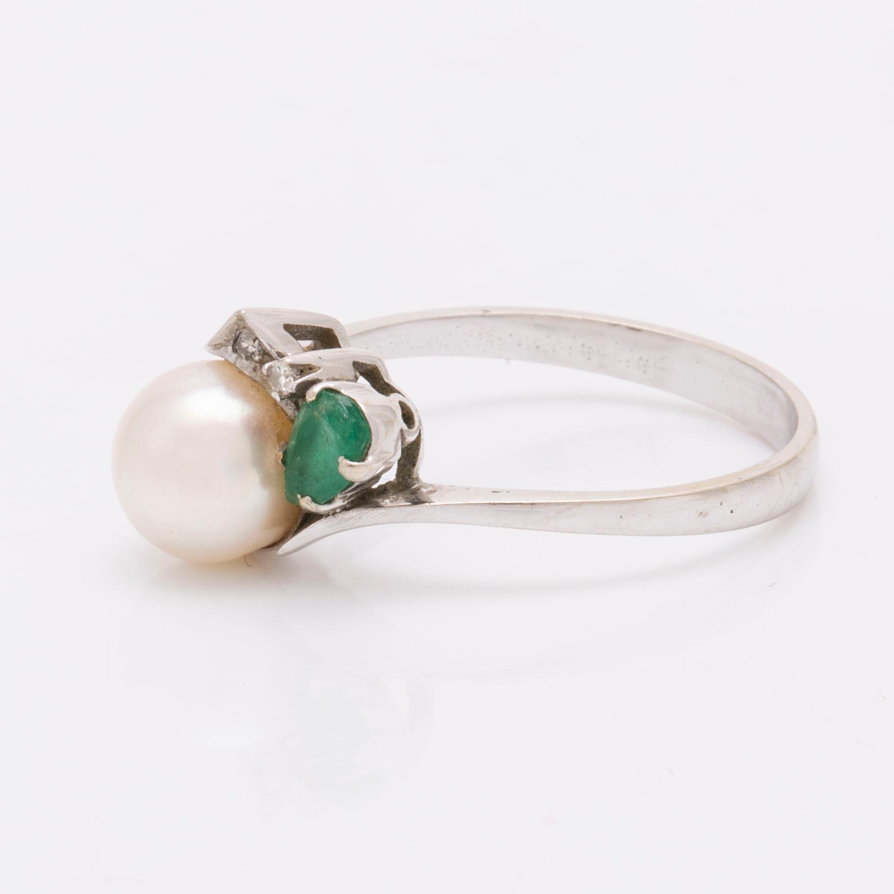 Ring 18K whitegold 1 cultured pearl approx 7,5 mm 1 emerald and 2 single-cut diamonds.