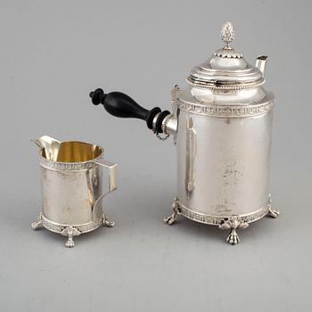 KAFFEKANNA samt GRÄDDKANNA, silver. Bl a K Andersson, Stockholm 1910.