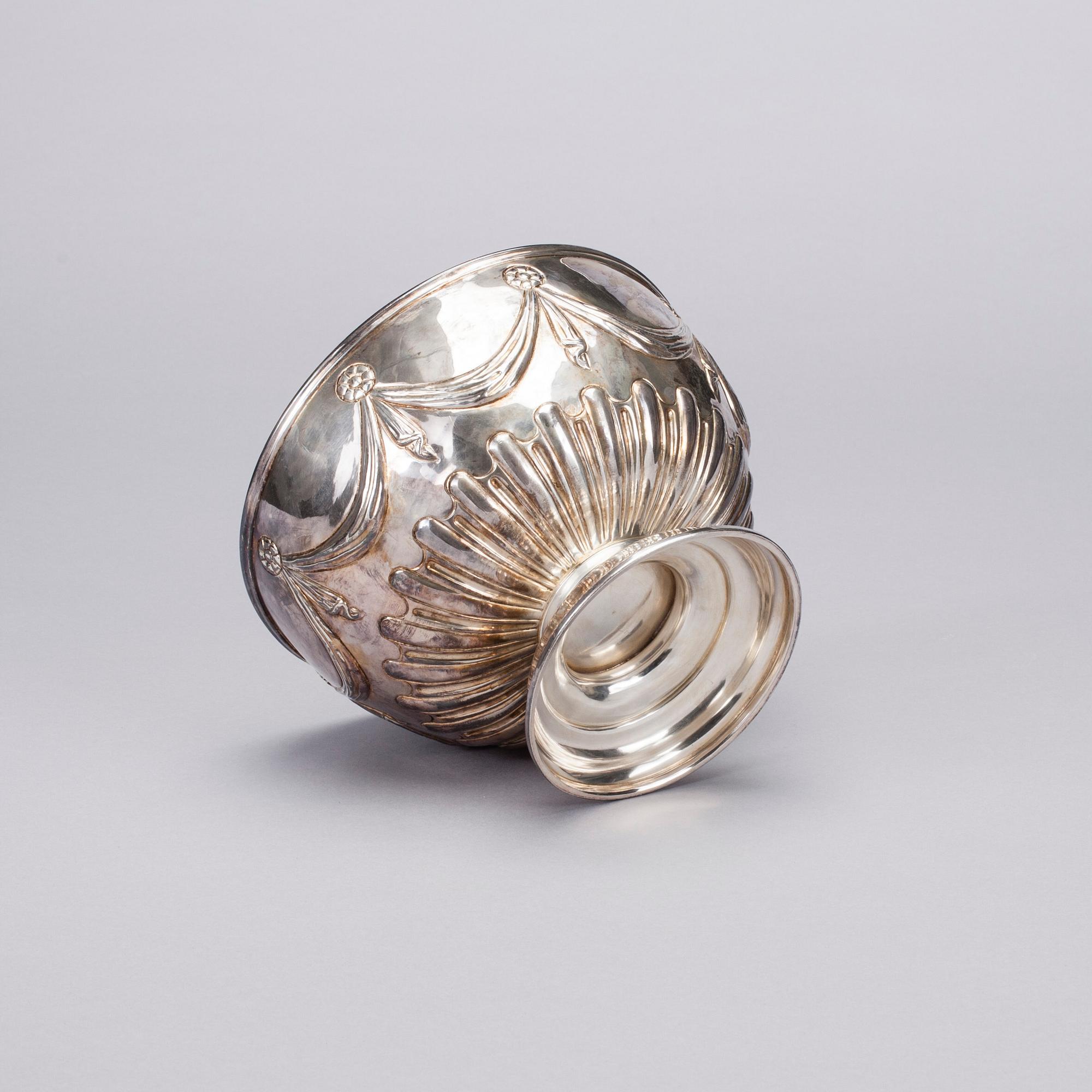 SKÅL, sterling silver, London 1901. Finska kontrollstämplar. Vikt 567 g.