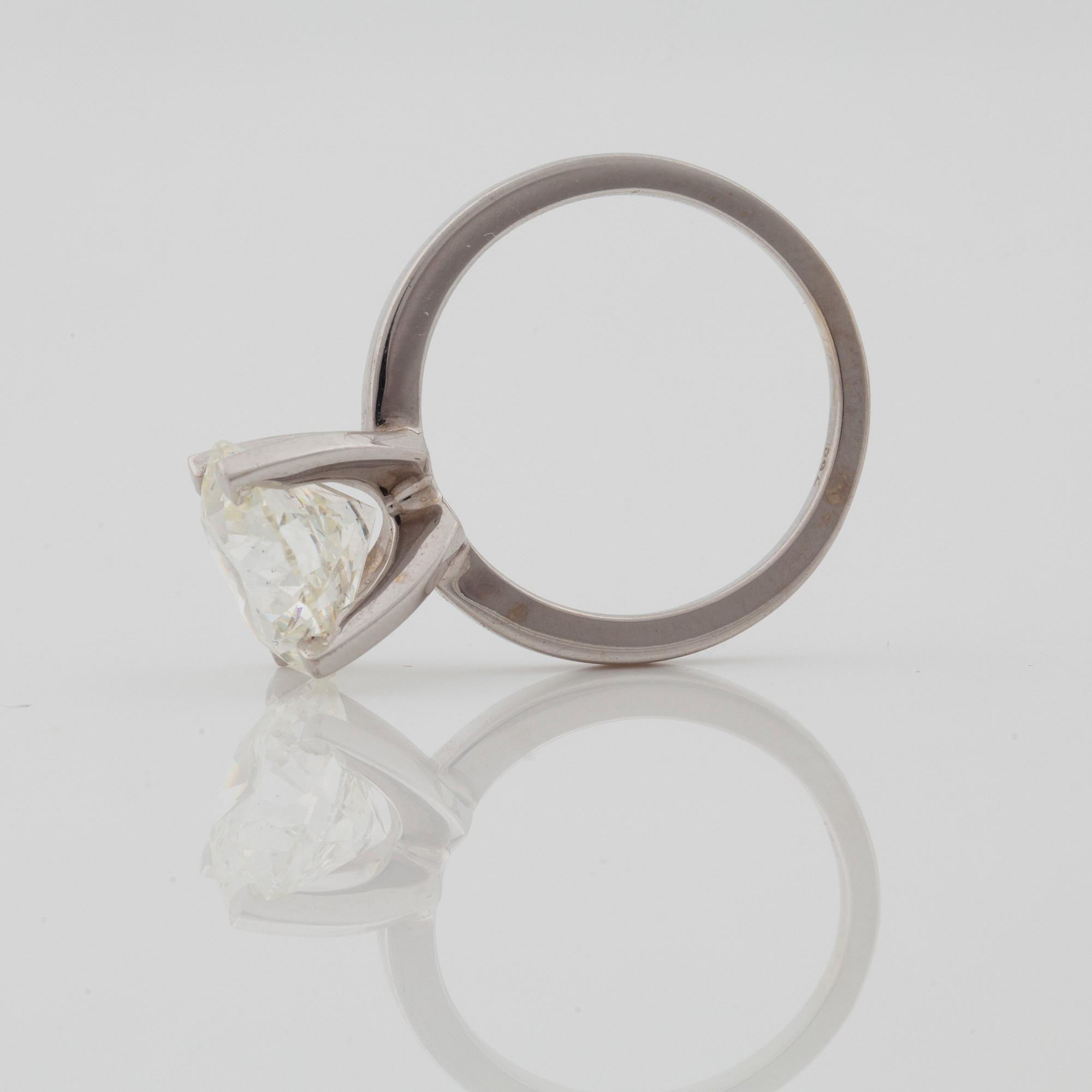 A 4.51 ct brilliant cut diamond ring. Quality H/VS2 according to certificate from IGI.