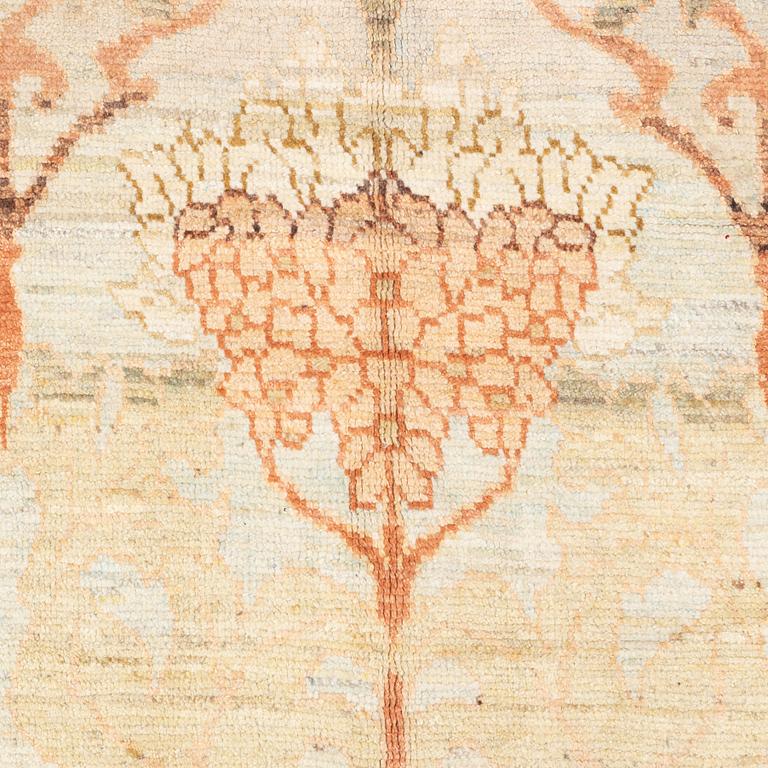 A Sultanabad/Ushak design carpet, c. 527 x 391 cm.
