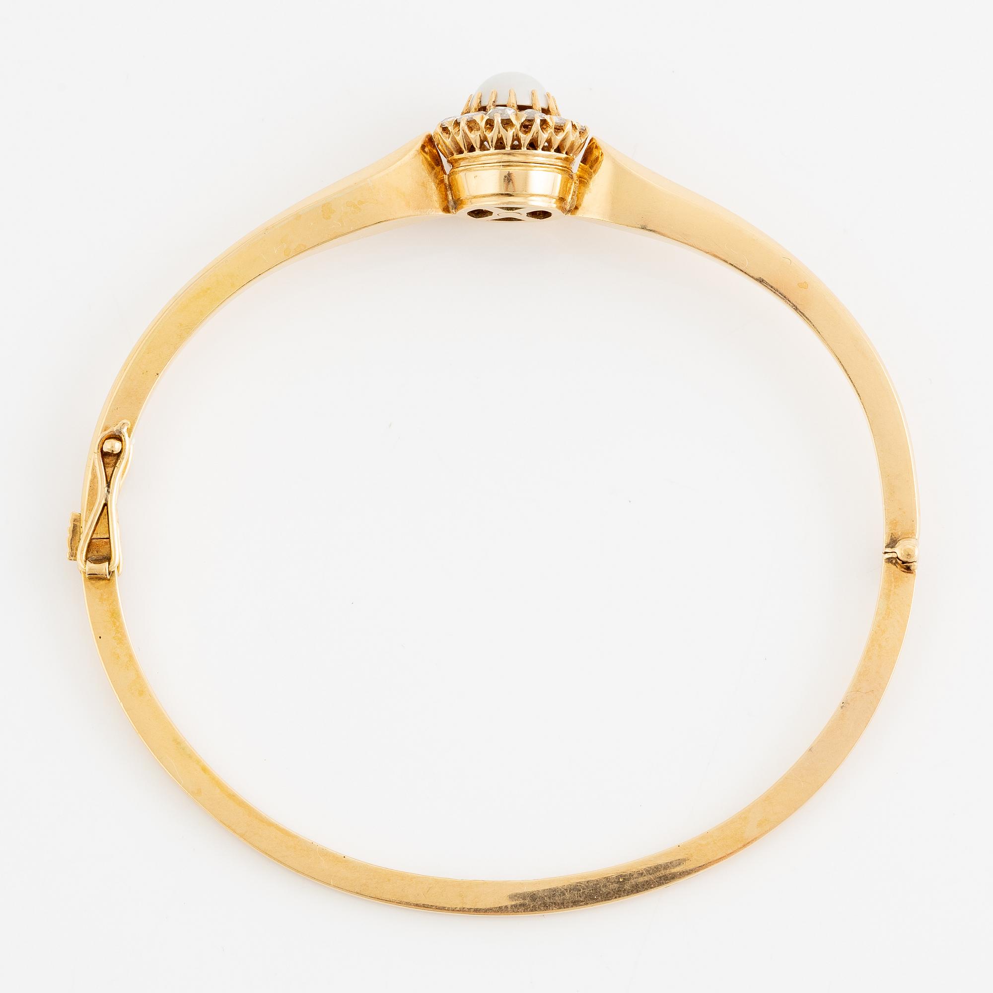 Bracelet in 18K gold with a half-pearl and rose-cut diamonds.