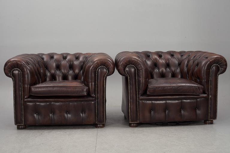 FÅTÖLJER, ett par, Chesterfieldmodell.