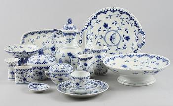 SERVISDELAR, 39 st, porslin, "Sommerfugl", Bing & Gröndahl, omkring 1900-talets mitt.