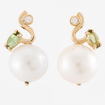 Earrings, Mandelstam, 18K gold with cultured freshwater pearls, green tourmalines, and brilliant-cut diamonds.