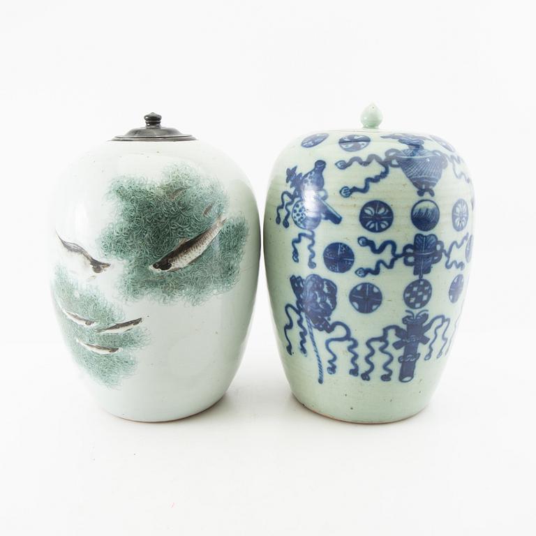 Lock urns 2 pcs China 19th/20th century porcelain.