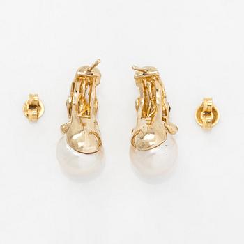A pair of 14K gold earrings with cultured pearls and diamonds  approx. 0.22 ct in total.