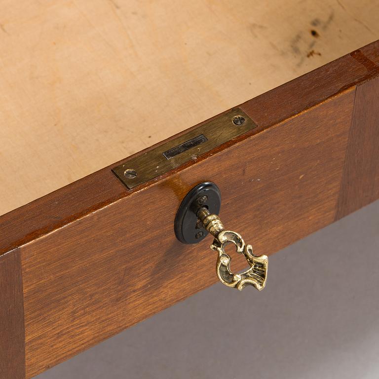 Lauri Järveläinen, kirjakaappi, Tampereen Höyrypuuseppä oy, Tampere 1920-luku.