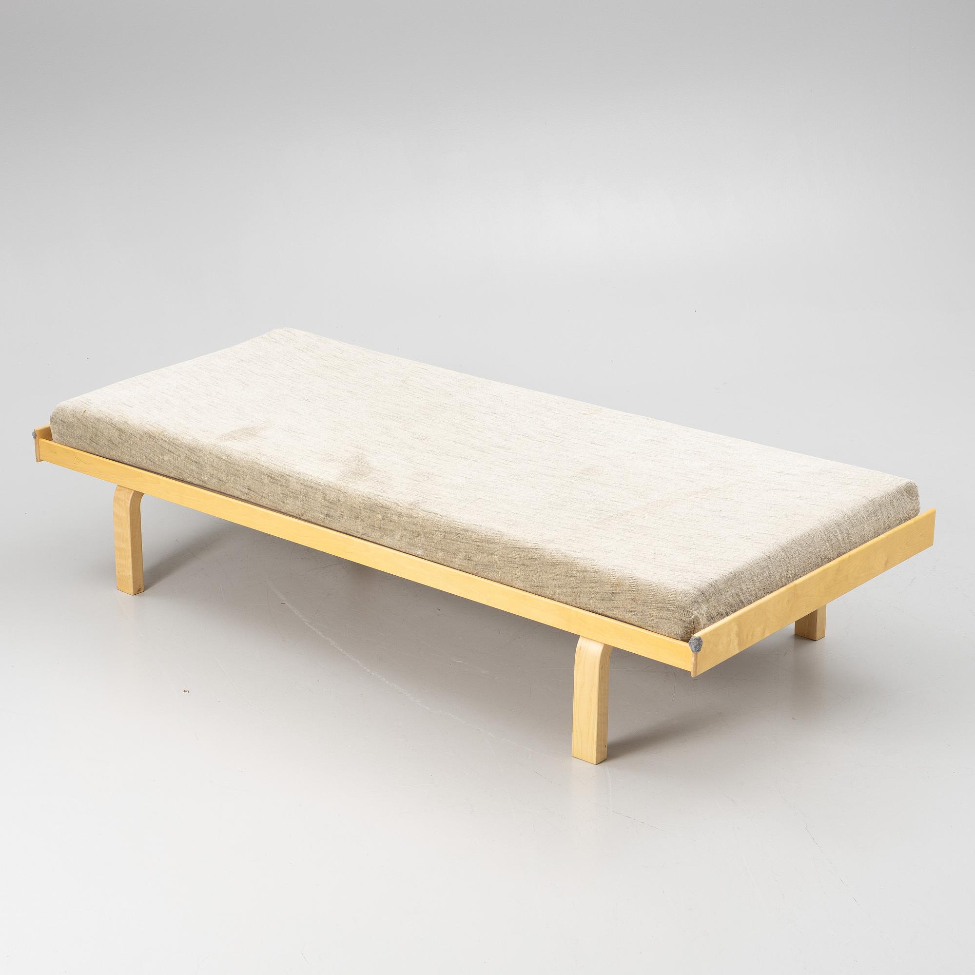 Alvar Aalto, daybed, model 710, Artek, Finland.
