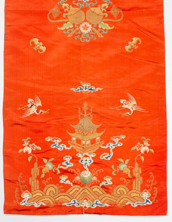 Paneler, två stycken, broderat siden. Qingdynastin, 1800-tal.