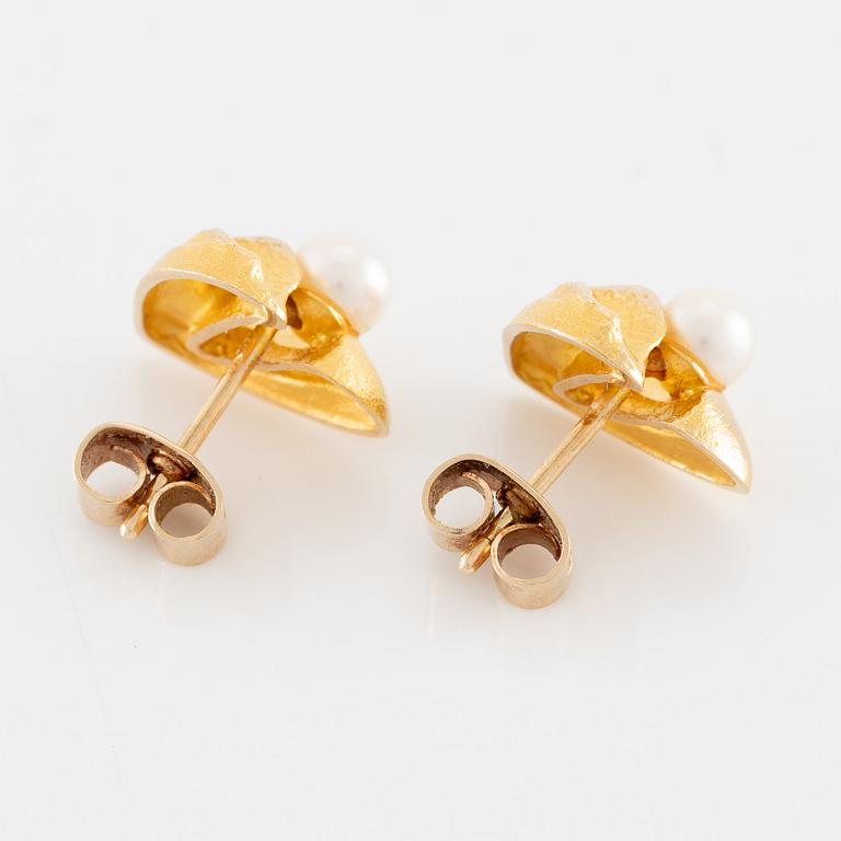 Lapponia, a pair of earrings in 14K gold with cultured pearls "Tundra Flower".