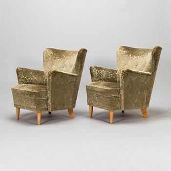 A pair of 1950s armchairs.