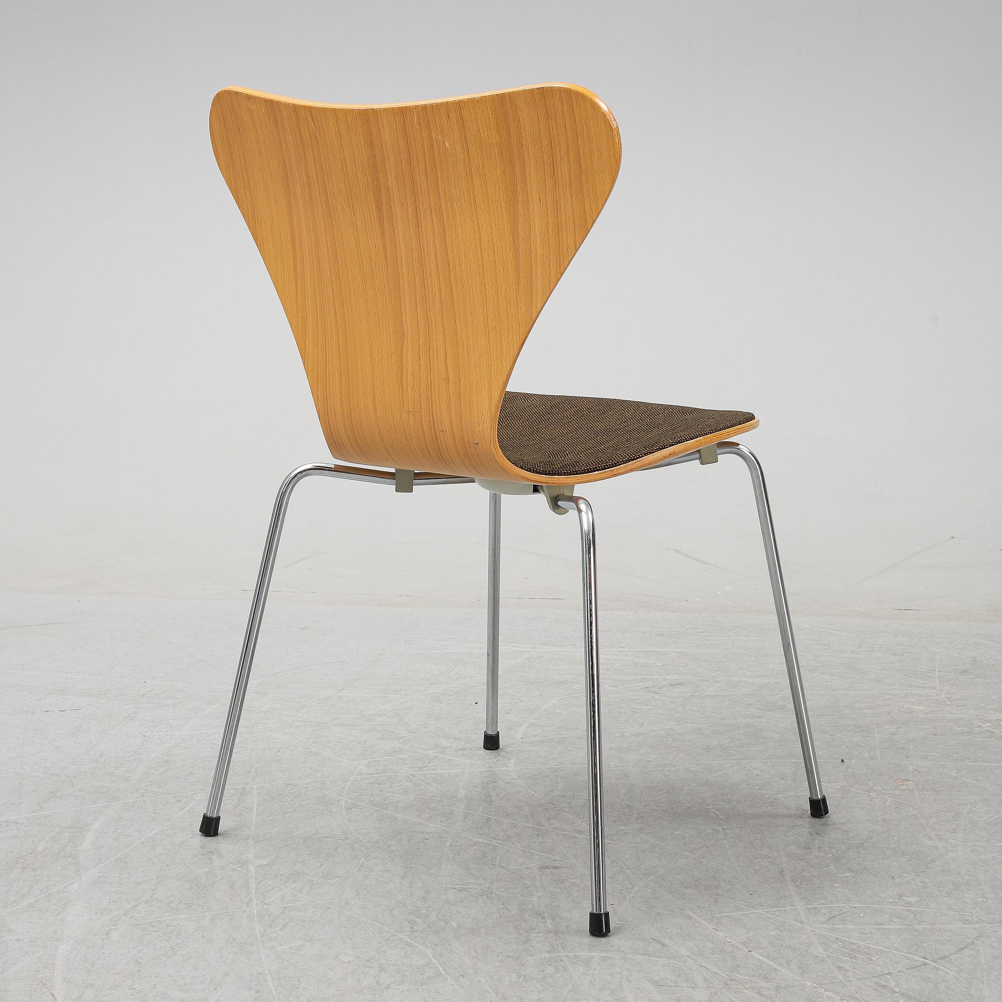 Arne Jacobsen, a set of eight 'Series 7' chairs from Fritz Hansen, Denmark, 1982.