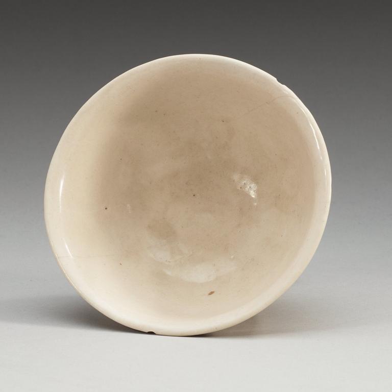 A white glazed stemcup, Yuan (1271-1368)/Ming dynasty (1368-1644).