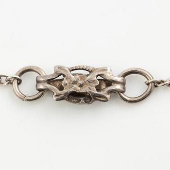 Hänge med smaragdslipad akvamarin och åttkantalsliapade diamanter, med kedja silver.