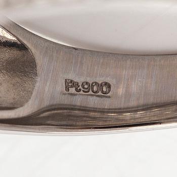 Ring, bombé, platina och briljantslipade diamanter.